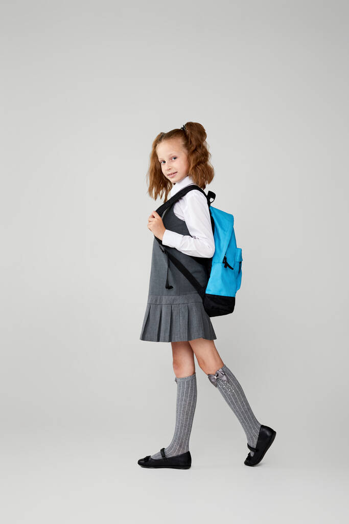 imádnivaló iskolás lány hátizsákkal. Vissza az iskolába. - Fotó, kép