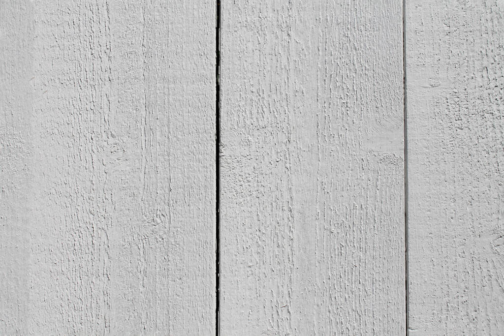 Een witte beschilderde muur met planken - Foto, afbeelding