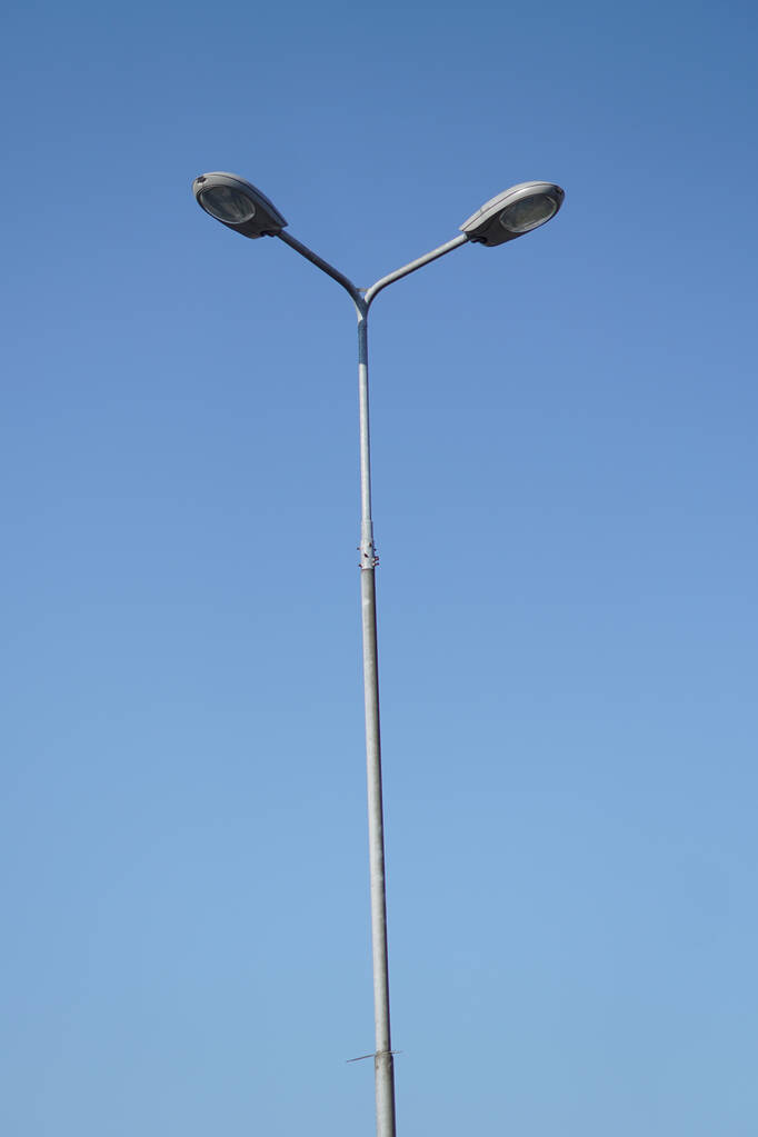 крупним планом лампочку в блакитному небі
 - Фото, зображення