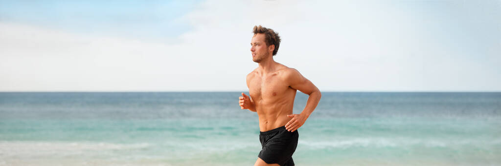 Sportowiec biegający na banerze plażowym. Biegacz robi outdoor cardio trening wytrzymałościowy bez koszulki w upalne letnie dni. Panoramiczne . - Zdjęcie, obraz