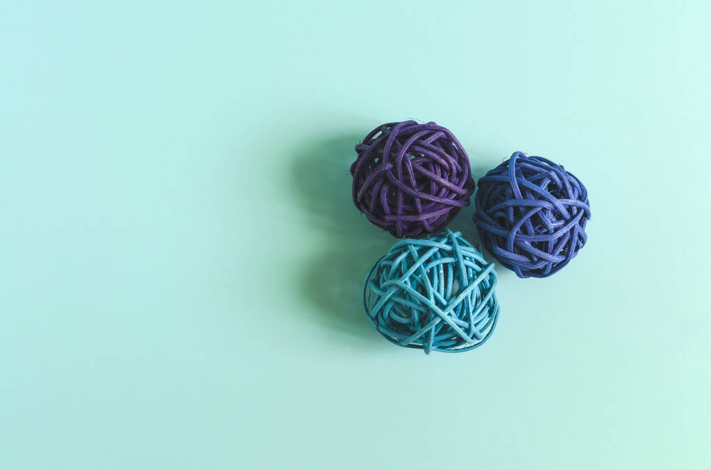 Trois boules de fil coloré sur un fond coloré. Décor de fils colorés sur un fond clair de l'espace kopi - Photo, image