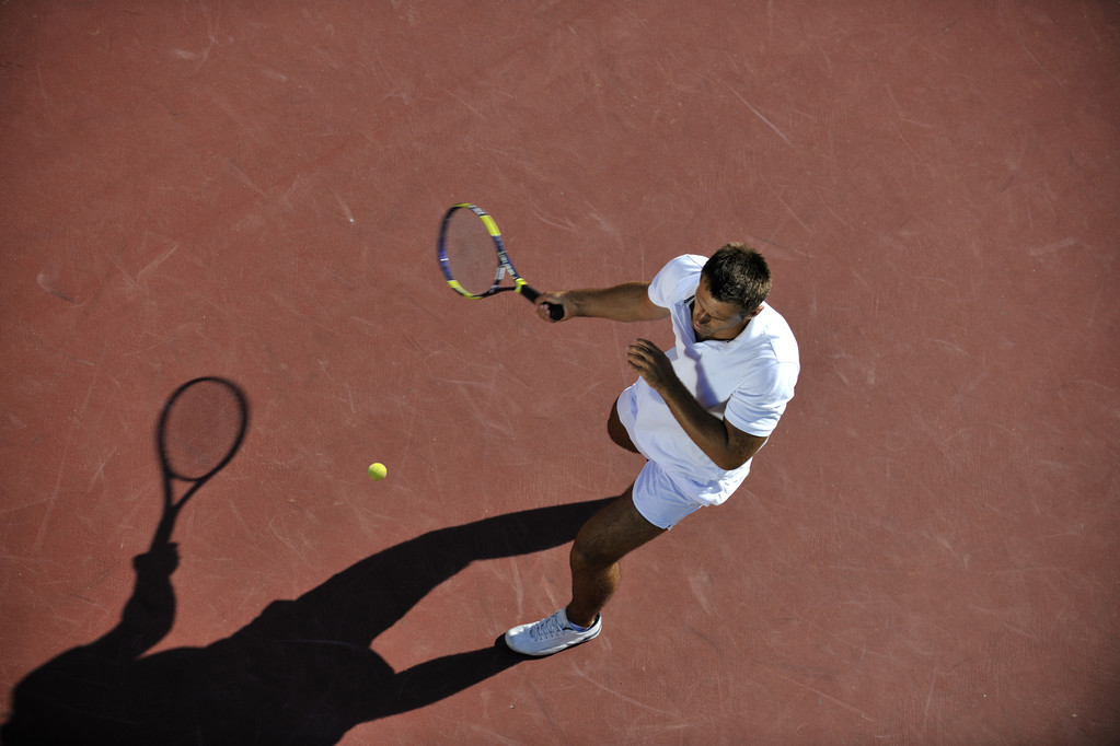 mladý muž hrát tenis - Fotografie, Obrázek