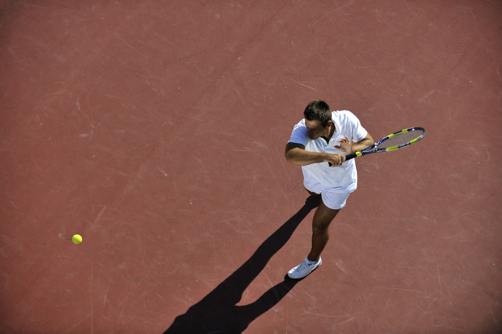 jeune homme jouer au tennis - Photo, image