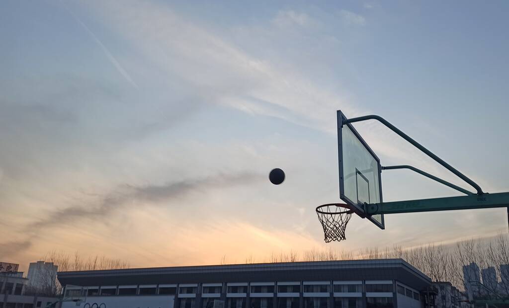 cancha de baloncesto al atardecer. fondo deportivo - Foto, imagen
