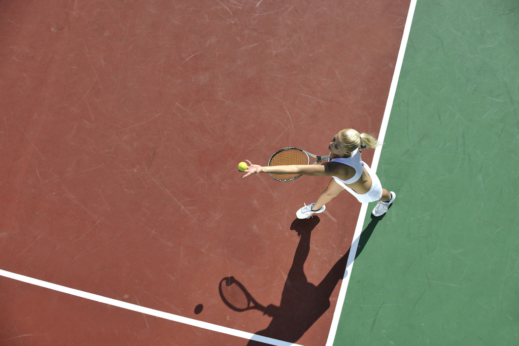 junge Frau spielt Tennis im Freien - Foto, Bild