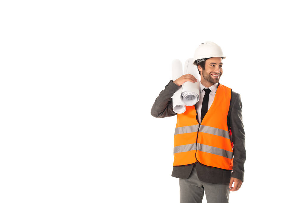 Ingénieur souriant en tenue formelle et casque rigide tenant des plans isolés sur blanc  - Photo, image