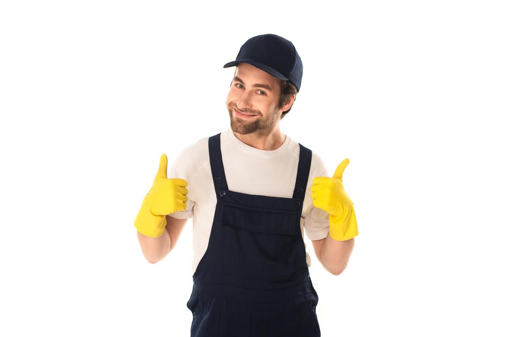 Pracovník úklidové služby v gumových rukavicích ukazující palce nahoru izolované na bílé  - Fotografie, Obrázek
