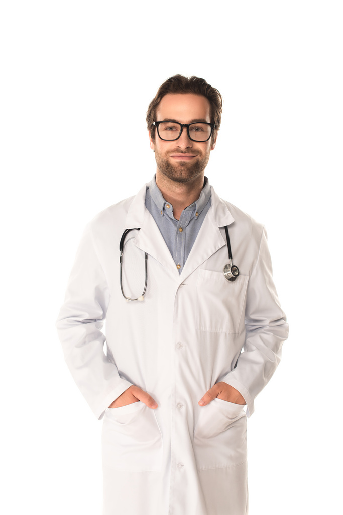Lekarz w okularach trzyma ręce w kieszeniach odizolowanych na biało  - Zdjęcie, obraz