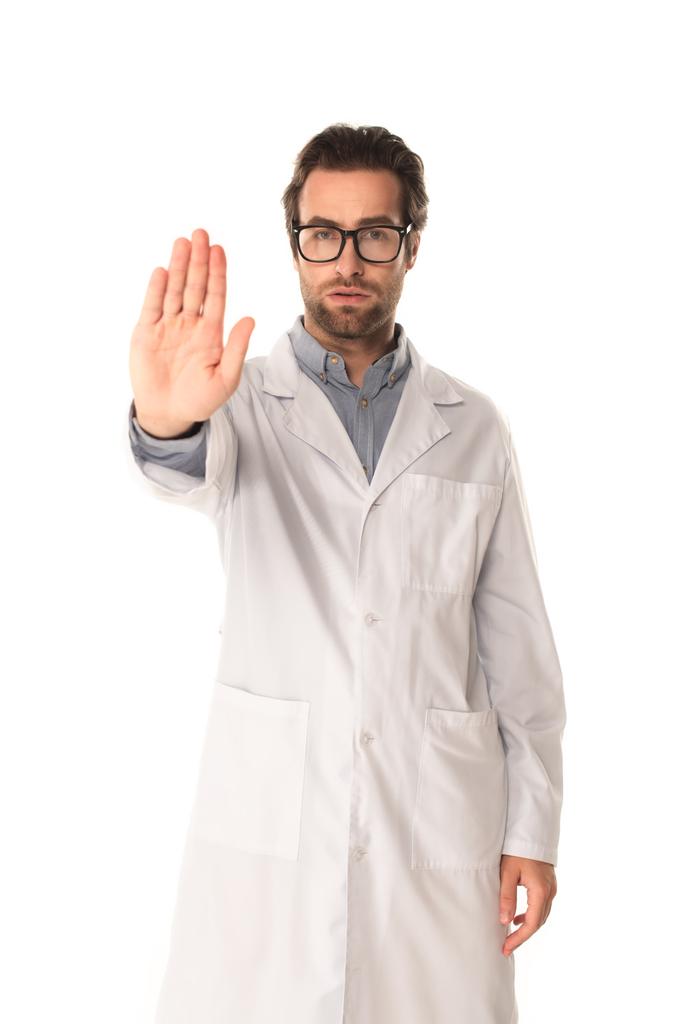 Jovem médico mostrando parar gesto isolado no branco  - Foto, Imagem
