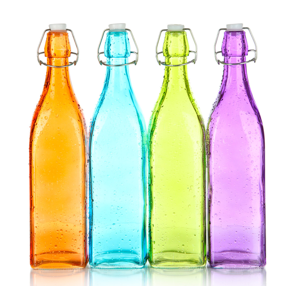 Bottiglie colorate isolate su bianco
 - Foto, immagini