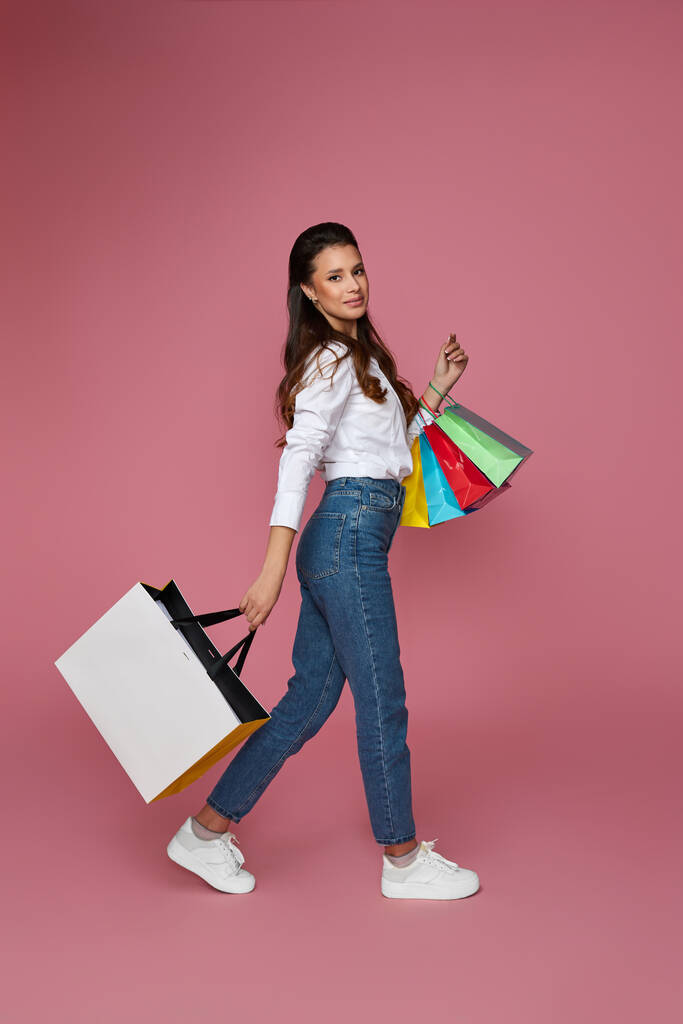 schöne Frau hält Einkaufstüten mit Einkäufen - Foto, Bild