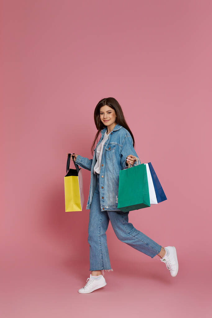 bela mulher segurando sacos de compras com compras - Foto, Imagem