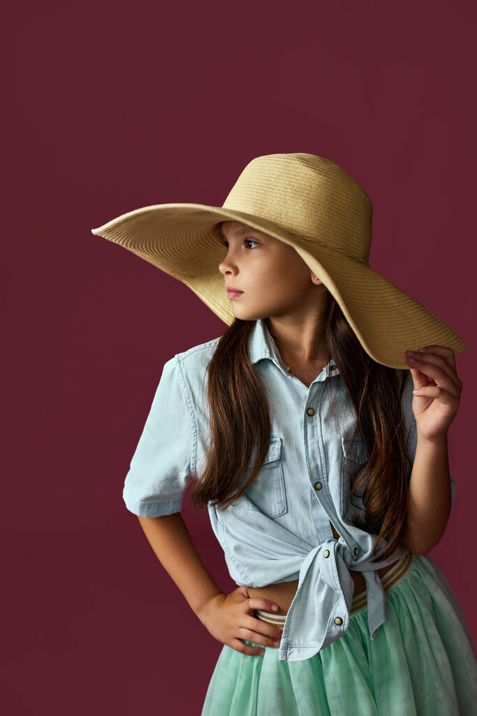 Módní roztomilá holčička v klobouku - Fotografie, Obrázek