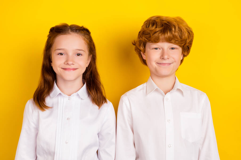 Foto de jóvenes encantadores y sonrientes alumnos de primer grado van a la escuela 1-septiembre aislados sobre fondo de color amarillo - Foto, Imagen
