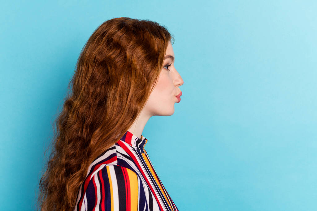 Foto do perfil de bonito penteado vermelho milenar senhora beijo desgaste camisa colorida isolada no fundo de cor azul - Foto, Imagem