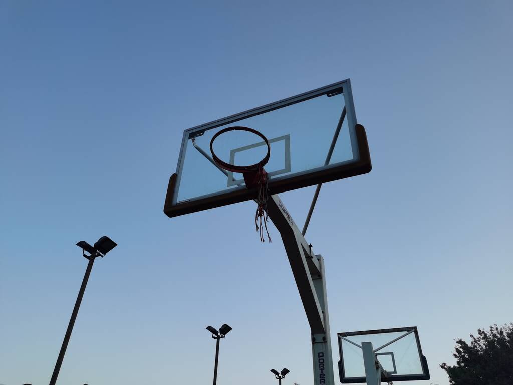 aro de baloncesto en la calle - Foto, imagen