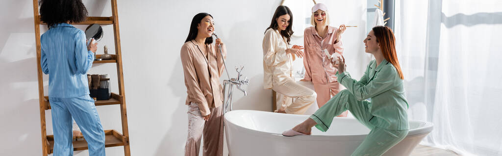 mujeres interracial feliz en parches para los ojos sonriendo en el baño durante la fiesta de pijamas, pancarta - Foto, Imagen