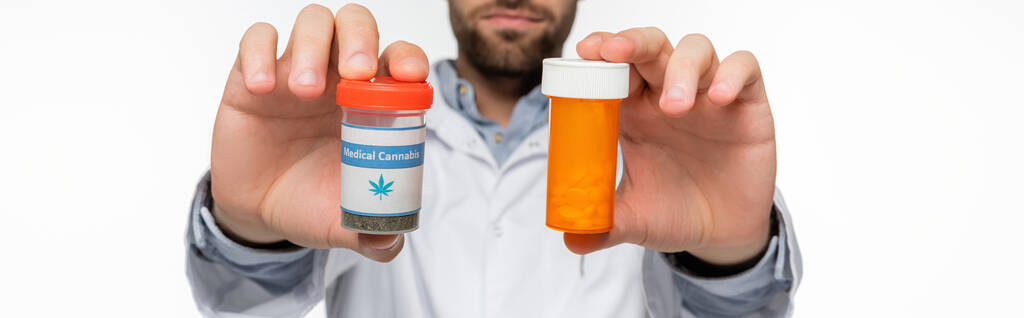 Ausgeschnittene Ansicht des Arztes mit Medikamenten aus medizinischem Cannabis isoliert auf weiß, Banner - Foto, Bild