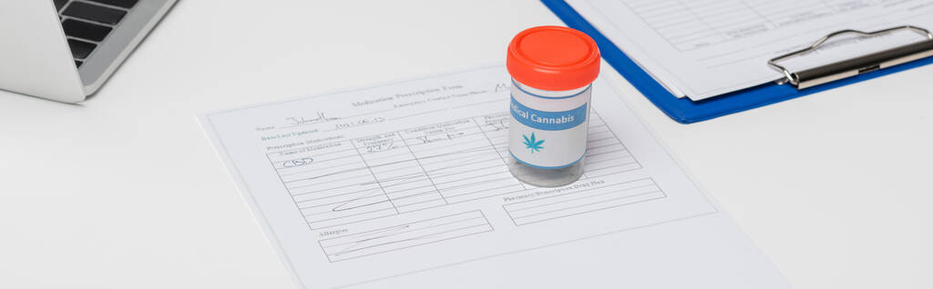 prescription près de récipient avec du cannabis médical sec sur bureau blanc, bannière - Photo, image