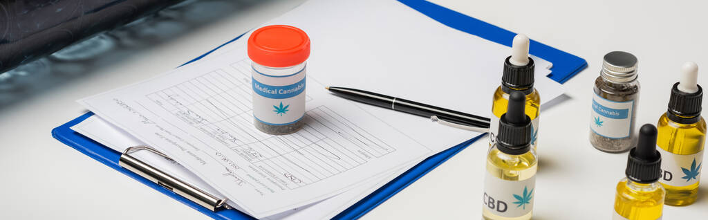 schránka s předpisem v blízkosti medicínské konopí léky na bílém stole, banner - Fotografie, Obrázek