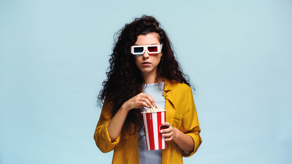 jeune femme en 3d lunettes manger pop-corn isolé sur bleu - Photo, image