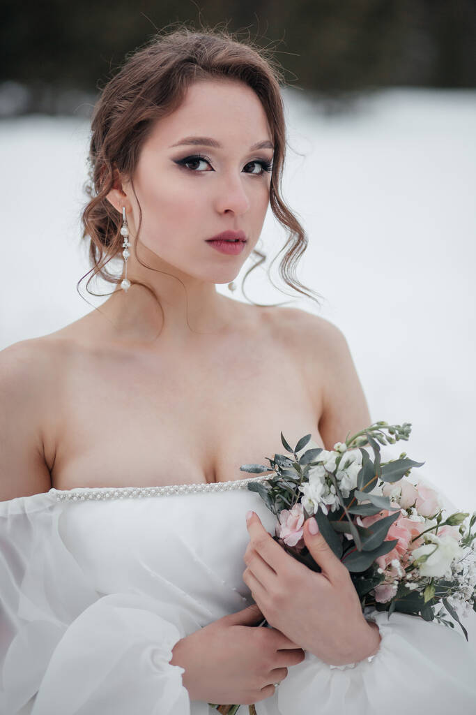 Portrait de la mariée tenant un bouquet. - Photo, image