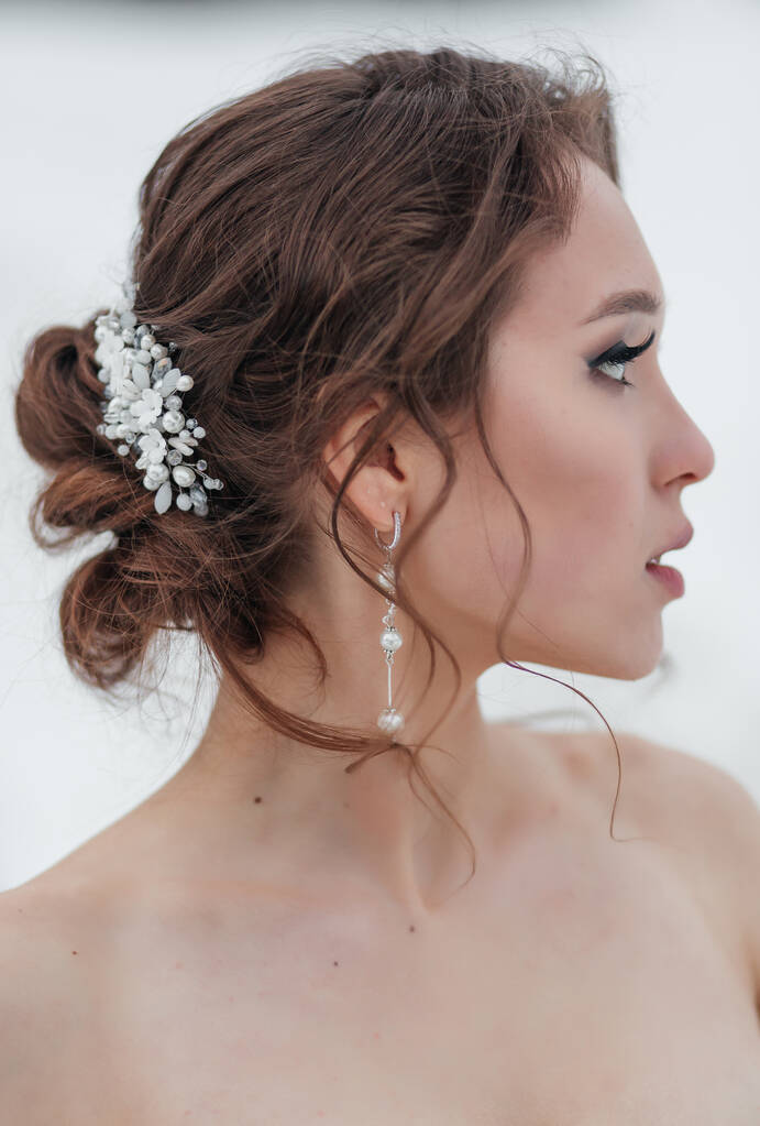 Biżuteria ślubna na głowie panny młodej. Zima - Zdjęcie, obraz