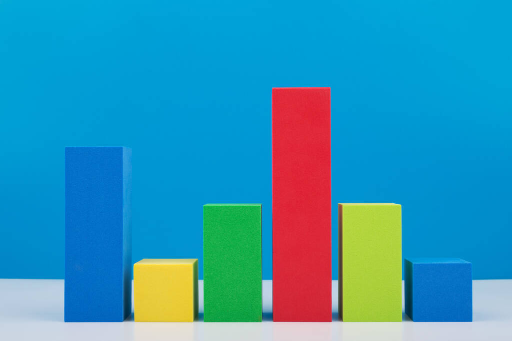 Geschäftskonzept. Mehrfarbiges Diagramm mit dynamischem Aufstieg und Fall vor blauem Hintergrund. Diagrammmarketing, Jahres- oder Unternehmensbericht, Verkaufs- oder Wachstumsbewertung oder analytisches oder gewinnsteigerndes - Foto, Bild