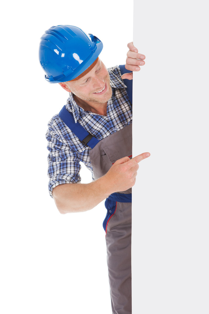 Obrero manual sosteniendo la cartelera
 - Foto, imagen