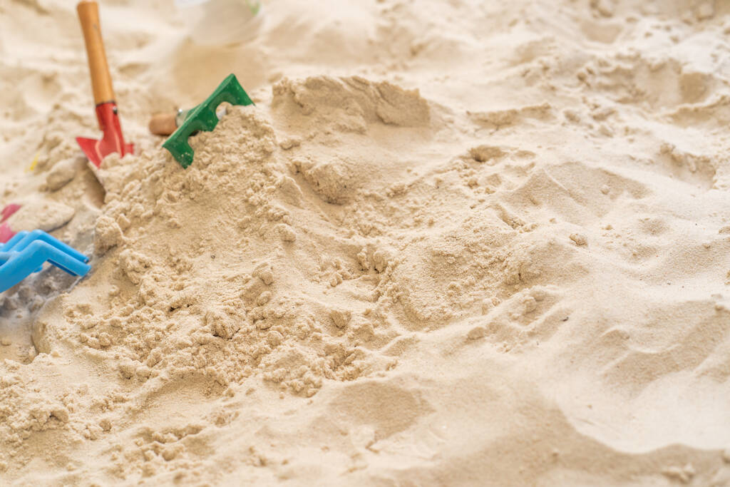 Пластиковые детские игрушки на песочнице - Фото, изображение