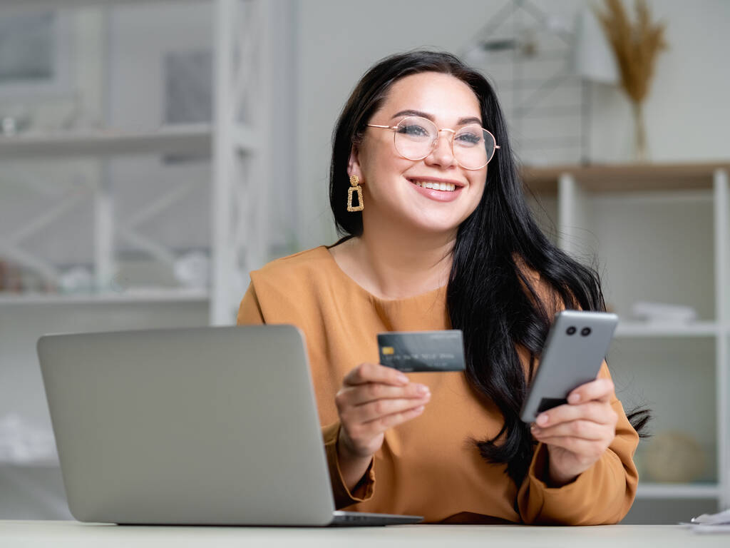 płatności online szczęśliwy kobieta ład korporacyjny - Zdjęcie, obraz