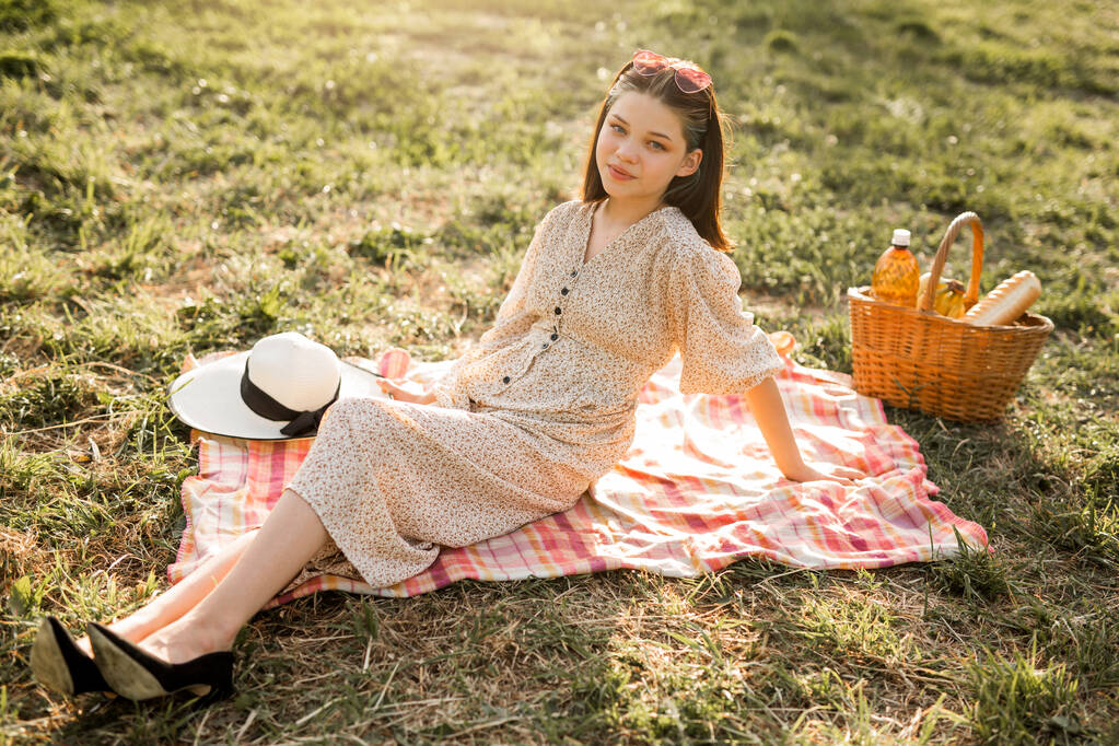 красивая молодая женщина на летнем пикнике - Фото, изображение
