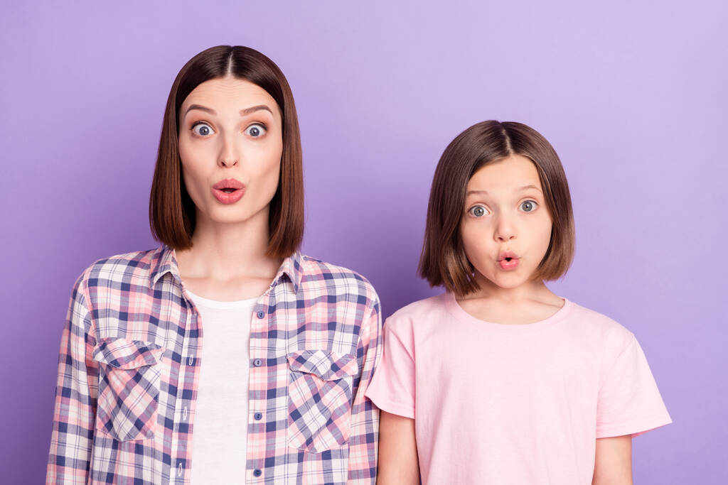 Portret van twee aantrekkelijke vrolijke verbaasd meisjes ongelooflijk goed nieuws reactie geïsoleerd over paarse violette kleur achtergrond - Foto, afbeelding