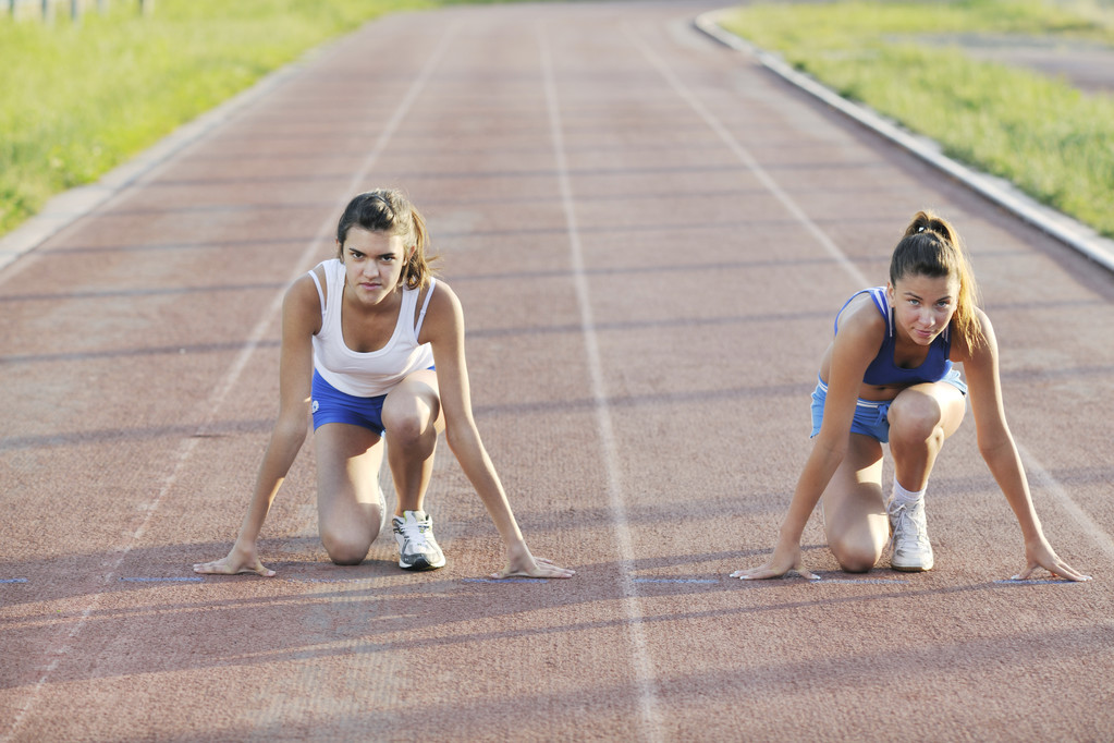 Mädchenmorgenlauf und Wettkampf auf der Leichtathletikbahn - Foto, Bild