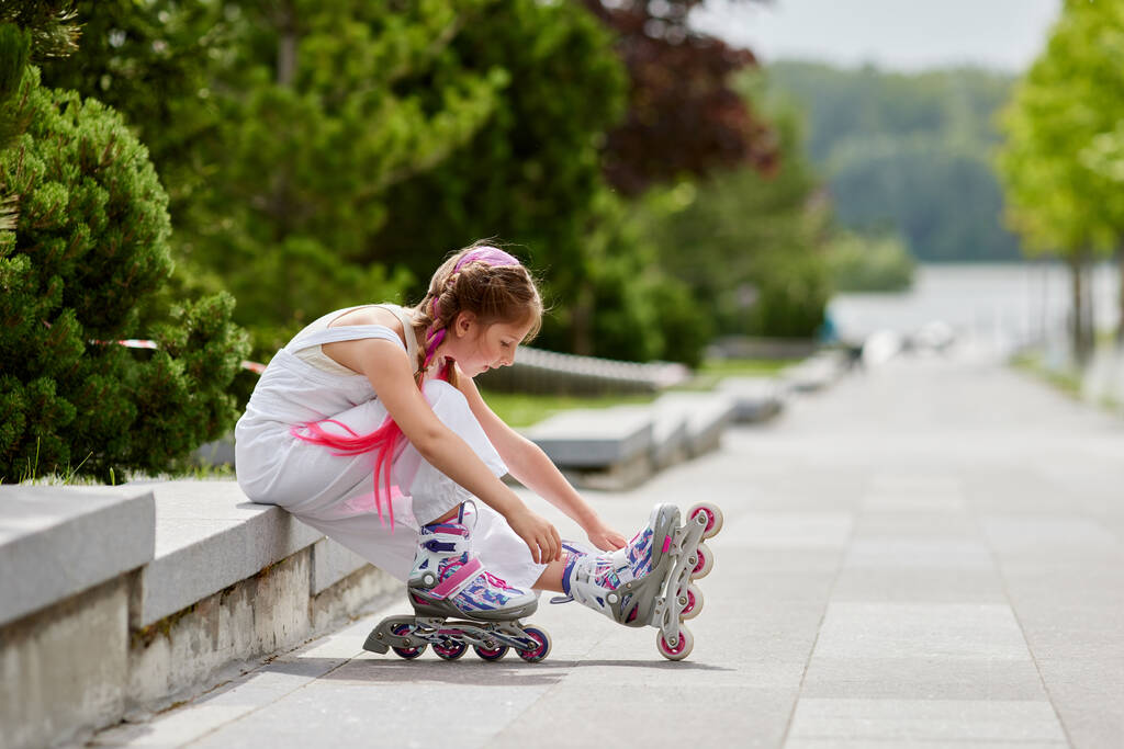mignonne petite fille sur patins à roulettes au parc. - Photo, image