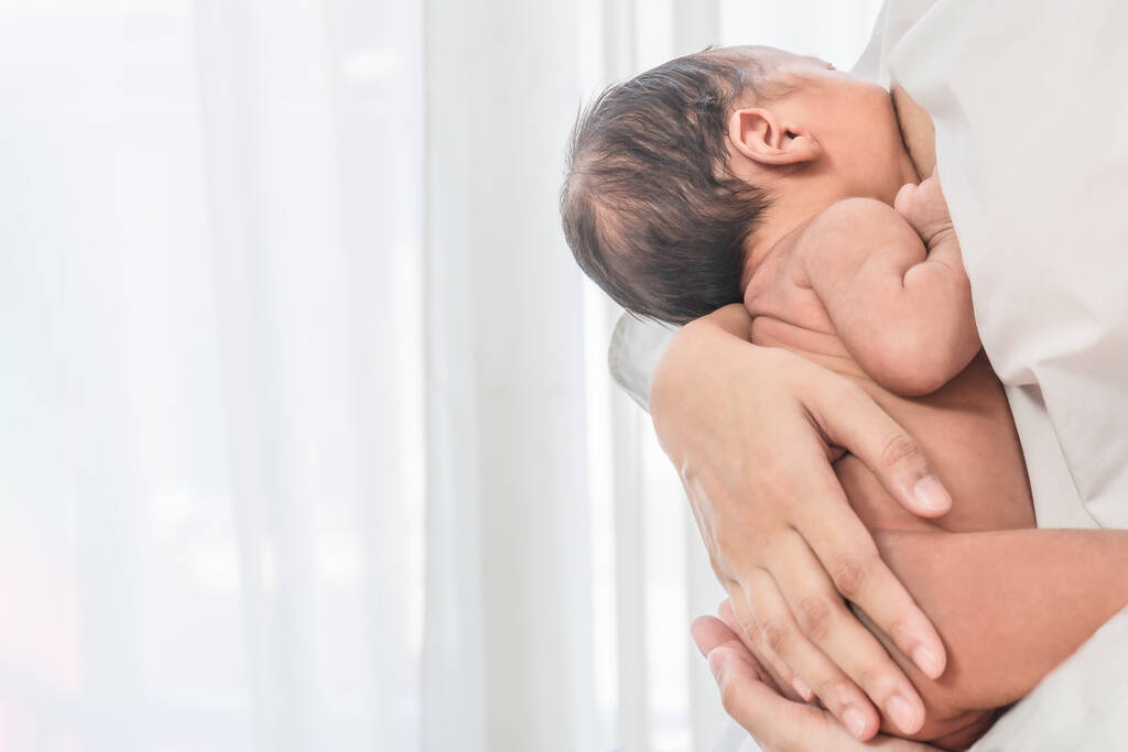 крупним планом портрет маленької новонародженої дитини, що годує молоко від материнських грудей
 - Фото, зображення
