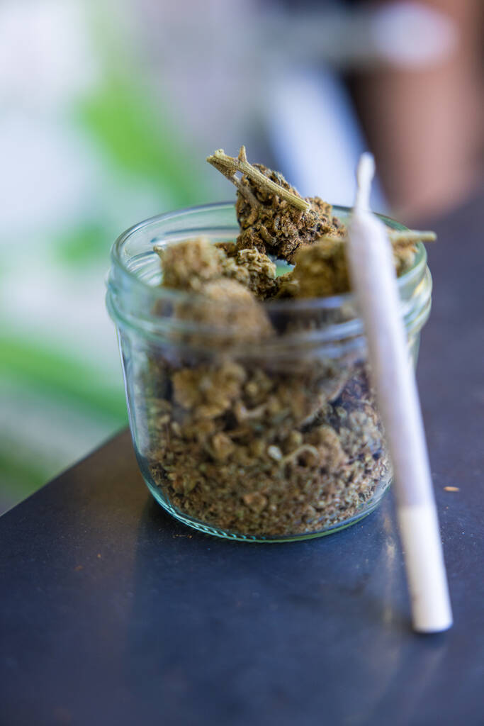 Un'iniezione selettiva di marijuana essiccata sul tavolo - Foto, immagini