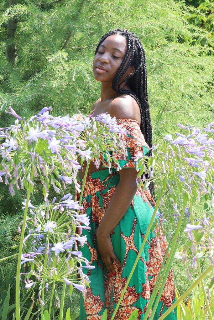 Foto van een mooie zwarte dame in een park - Foto, afbeelding