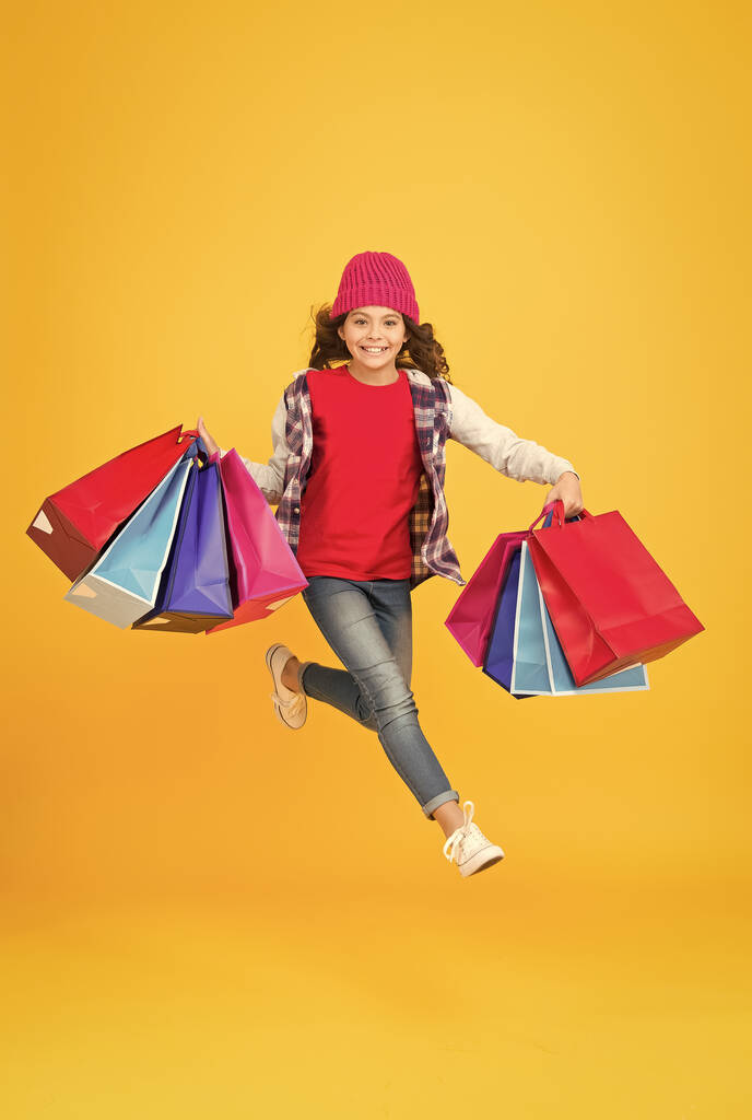 Každý nákup doručený vám. Energické dítě nosí nákupní tašky. Rukojeť papírové dárkové nákupní tašky. Balení a balení. Velkoobchodní ceny. Prodej a sleva. Nakupujte, dokud nespadnete - Fotografie, Obrázek