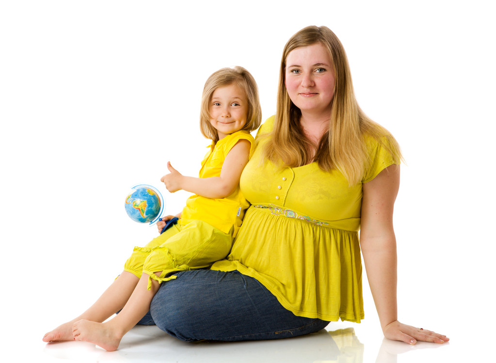 мать и дочь держат глобус изолирован на белом
 - Фото, изображение