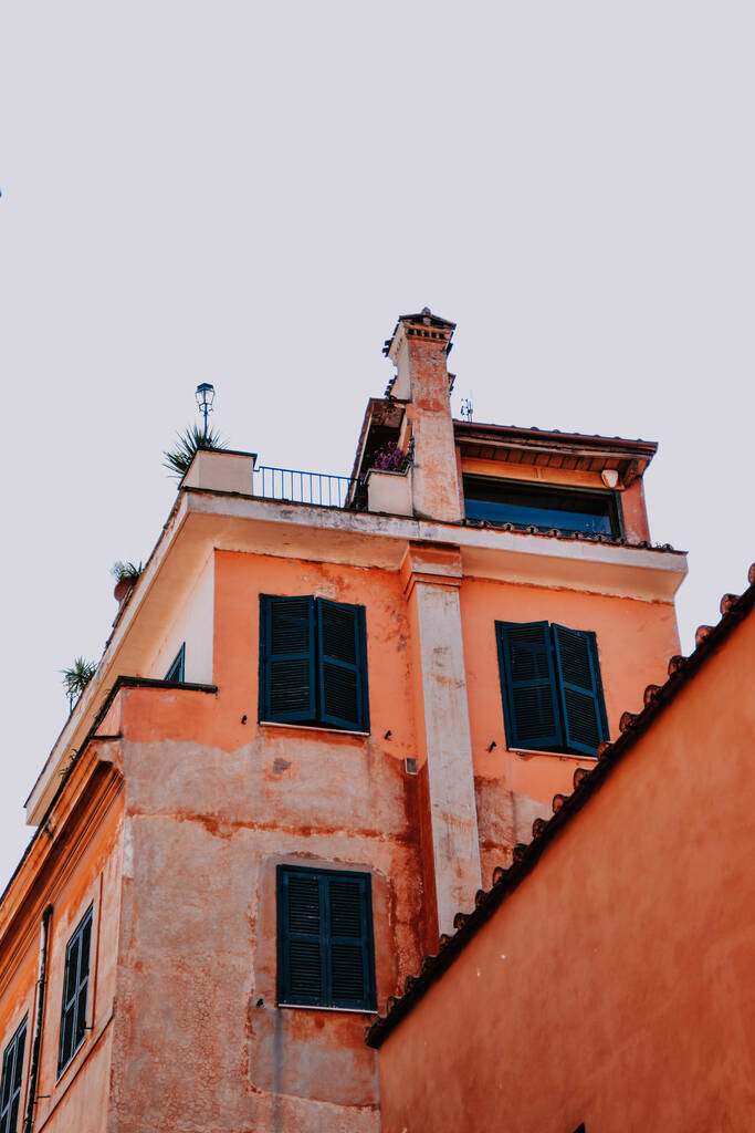 Vertikální záběr staré oranžové budovy v Římě, Itálie proti jasné obloze - Fotografie, Obrázek