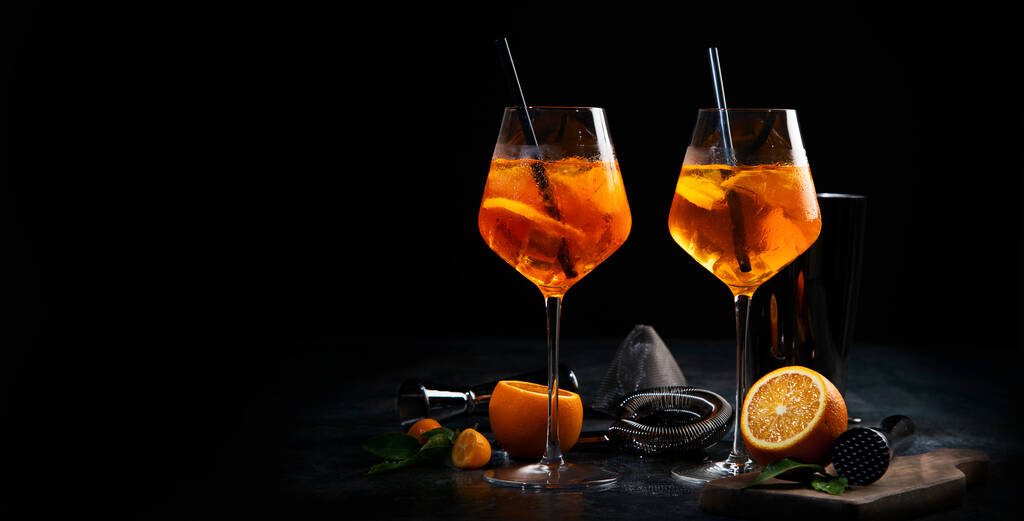 Aperol Spritz Cocktail auf dunklem Hintergrund serviert. Klassisches Getränkemenü-Konzept. Frontansicht - Foto, Bild