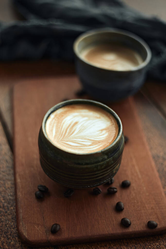 Coupe de mise au point sélective de café chaud latte art, mise au point à la mousse blanche - Photo, image