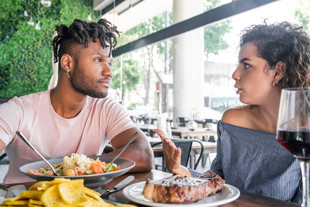 Jeune couple déjeunant ensemble dans un restaurant. - Photo, image