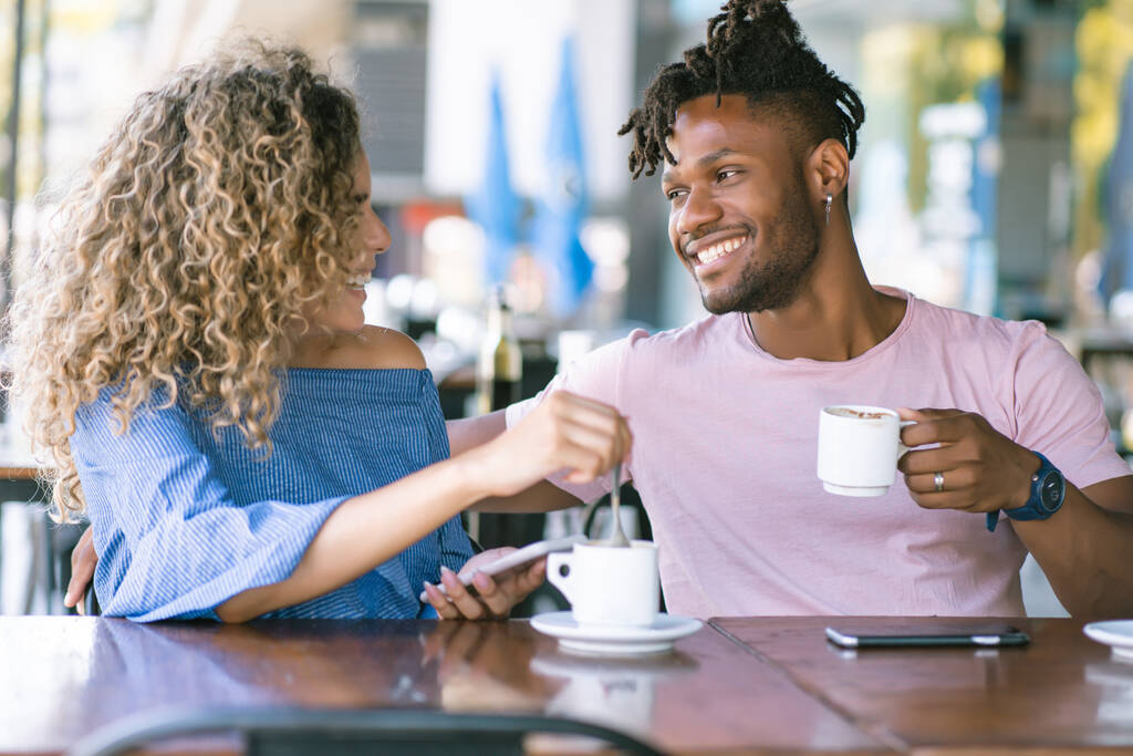 Jeune couple buvant du café dans un café. - Photo, image