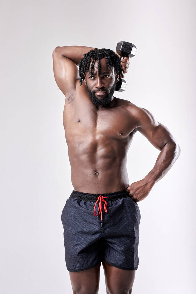 bardzo silny młody facet kulturysta afrykański wygląd robi ćwiczenia - Zdjęcie, obraz