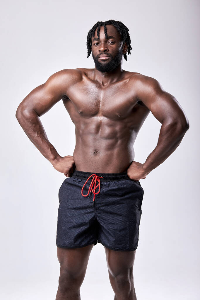 Pewny siebie facet pokazuje idealne ciało, bez koszuli Mężczyzna posiadające muskularne tułowia i ramiona - Zdjęcie, obraz