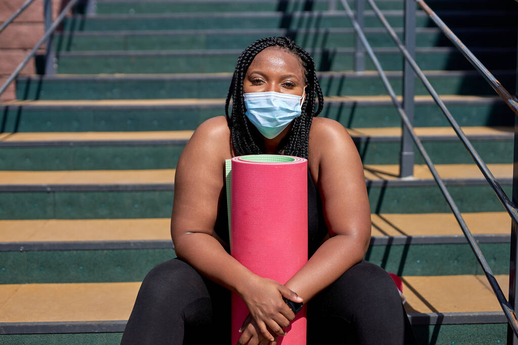 Şişko Obez Afro-Amerikan Kadın Şehirde Merdivenlerde Dinleniyor - Fotoğraf, Görsel