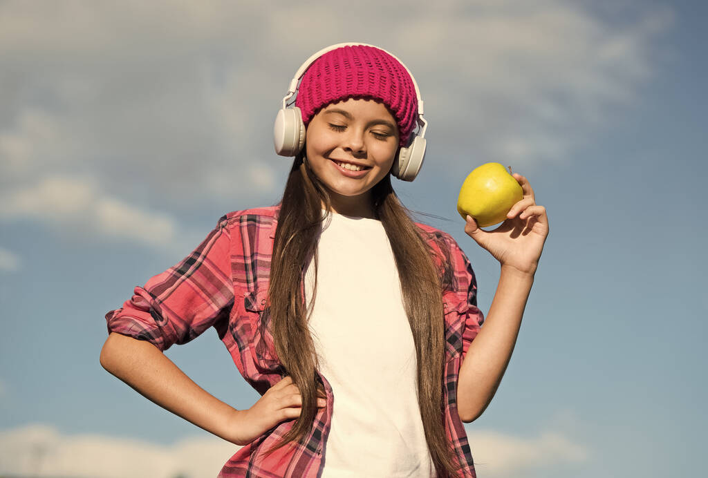 Η βιολογική τροφή προσφέρει περισσότερα θρεπτικά συστατικά. Ευτυχισμένο παιδί κρατά το μήλο στον ηλιόλουστο μπλε ουρανό. Σνακ φρούτων. Βιολογική διατροφή. Υγιεινή διατροφή. Υγεία των δοντιών. Δίαιτα και δίαιτα. Παιδιατρική οδοντιατρική. Η βιολογική της επιλογή - Φωτογραφία, εικόνα