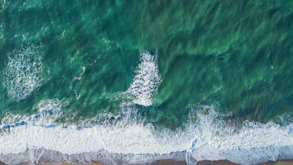Aérien d'un drone d'une magnifique plage de paysage marin avec de l'eau turquoise au lever du soleil. Espace de copie gratuit. - Photo, image